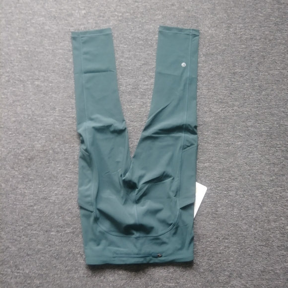 lululemon speed up crops - BRAND NEW SZ4 - Picture 2 of 3